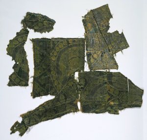Fragmenter af en kaftan dækket med et silkestof med et Simurgh-mønster, Moshchevaya Balka-gravhøj, østlig middelhav (silke)